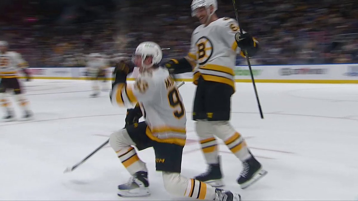 FRASER MINTEN SCORES IN HIS RETURN TO TORONTO! 🐻 Yeah, that's got to feel good. 📺: Sportsnet or stream on Sportsnet+ ➡️