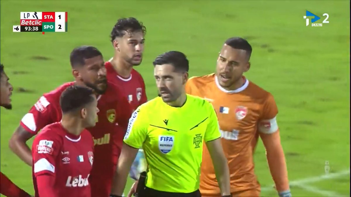 Santa Clara-Sporting maçının kaos dolu son anları! 🔴 90' Sporting'li Araujo kırmızı kart gördü ⚽️ 90+3' Sporting, Hjulmand ile 2-1 öne geçti 🔴 90+5' Santa Clara'lı Firmino kırmızı kart gördü 🔴 90+6' Santa Clara'lı Lima kırmızı kart gördü