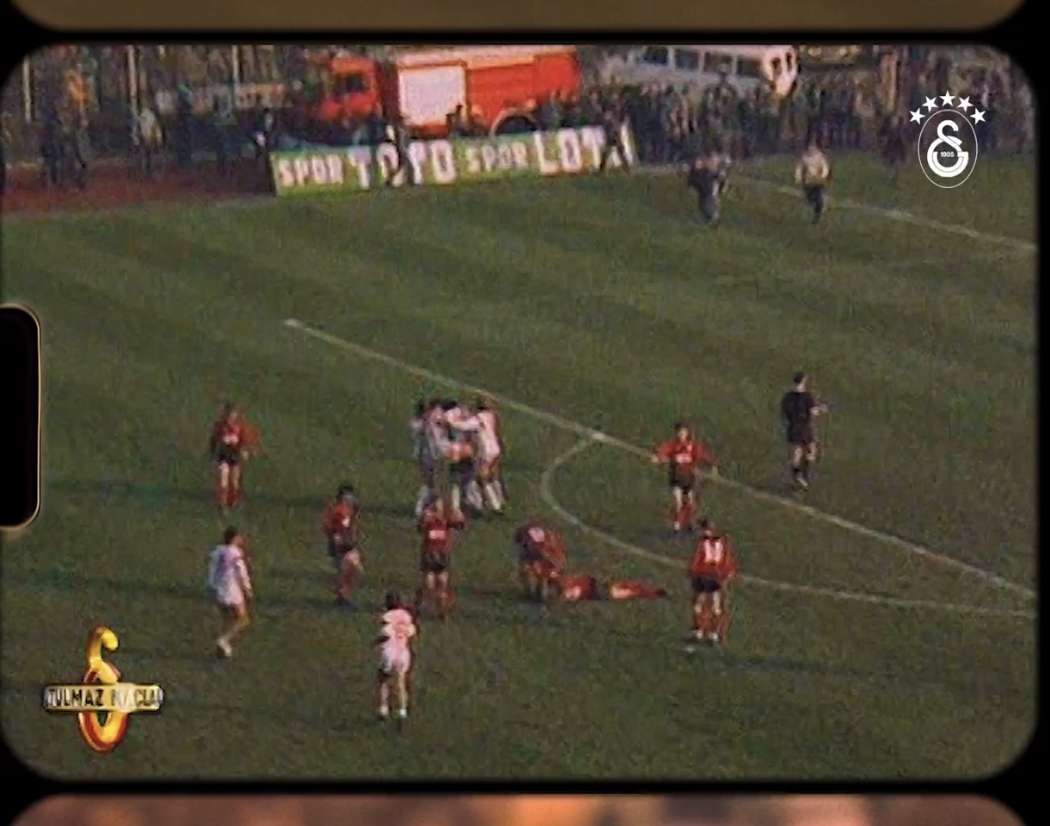 📅 TARİHTE BUGÜN | Galatasaray 5-0 Neuchatel Xamax (9 Kasım 1988) 🦁 Galatasarayımız, Şampiyon Kulüpler Kupası'nda 3-0 mağlup olduğu maçın rövanşında rakibini 5-0 yenerek unutulmaz bir galibiyete imza attı ve çeyrek finale yükseldi.