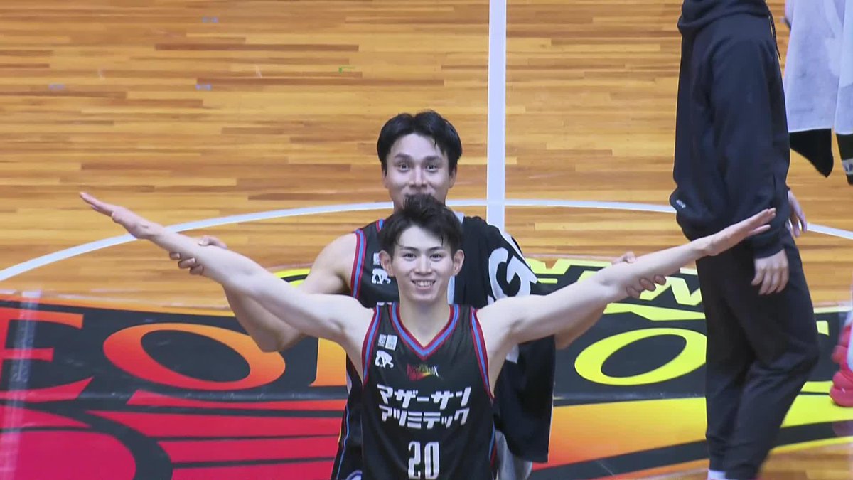 カメラに向かってWIIIN👐 根本 大 津屋一球 三遠ネオフェニックス🐤🔥SAN-EN NEOPHOENIX 📡バスケットLIVEで見逃し視聴 #Bリーグ #りそなグループ