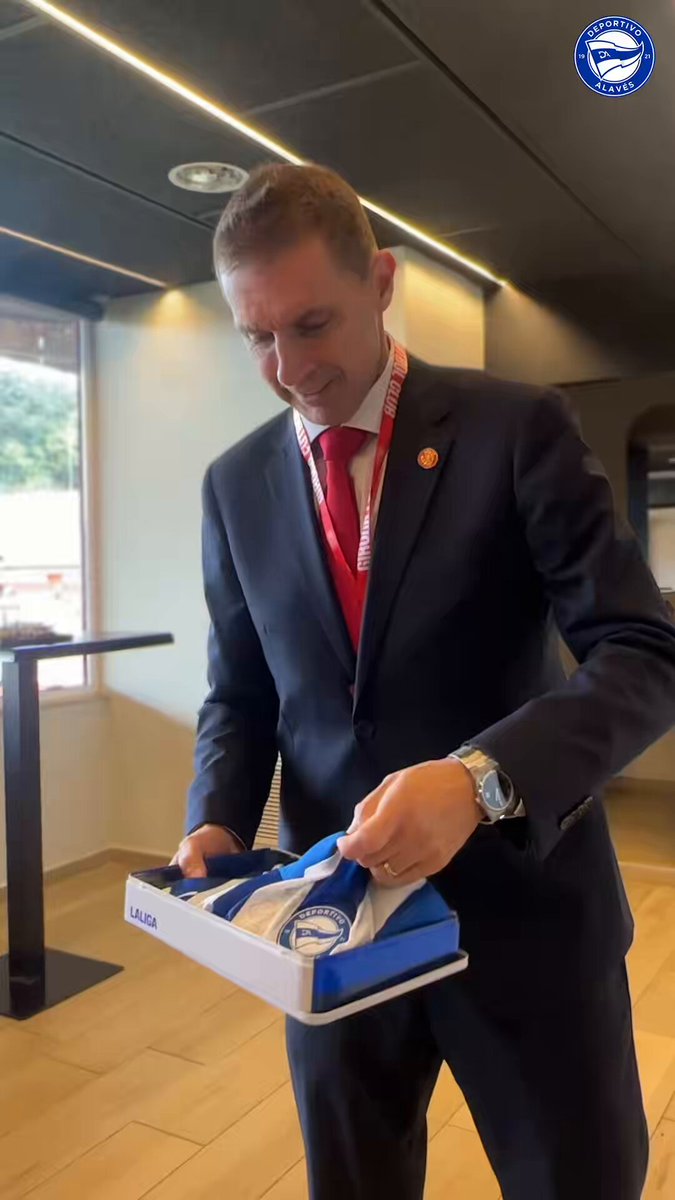 En el 25 aniversario de la final de la Copa de la UEFA ante el Liverpool FC en Dortmund, quisimos tener un detalle con Delfí Geli, actual presidente del Girona FC y miembro de aquella histórica plantilla 💙 💬 “Es un recuerdo increíble que llevas para siempre en momentos especiales de tu vida”. #GoazenGlorioso ⚪️🔵