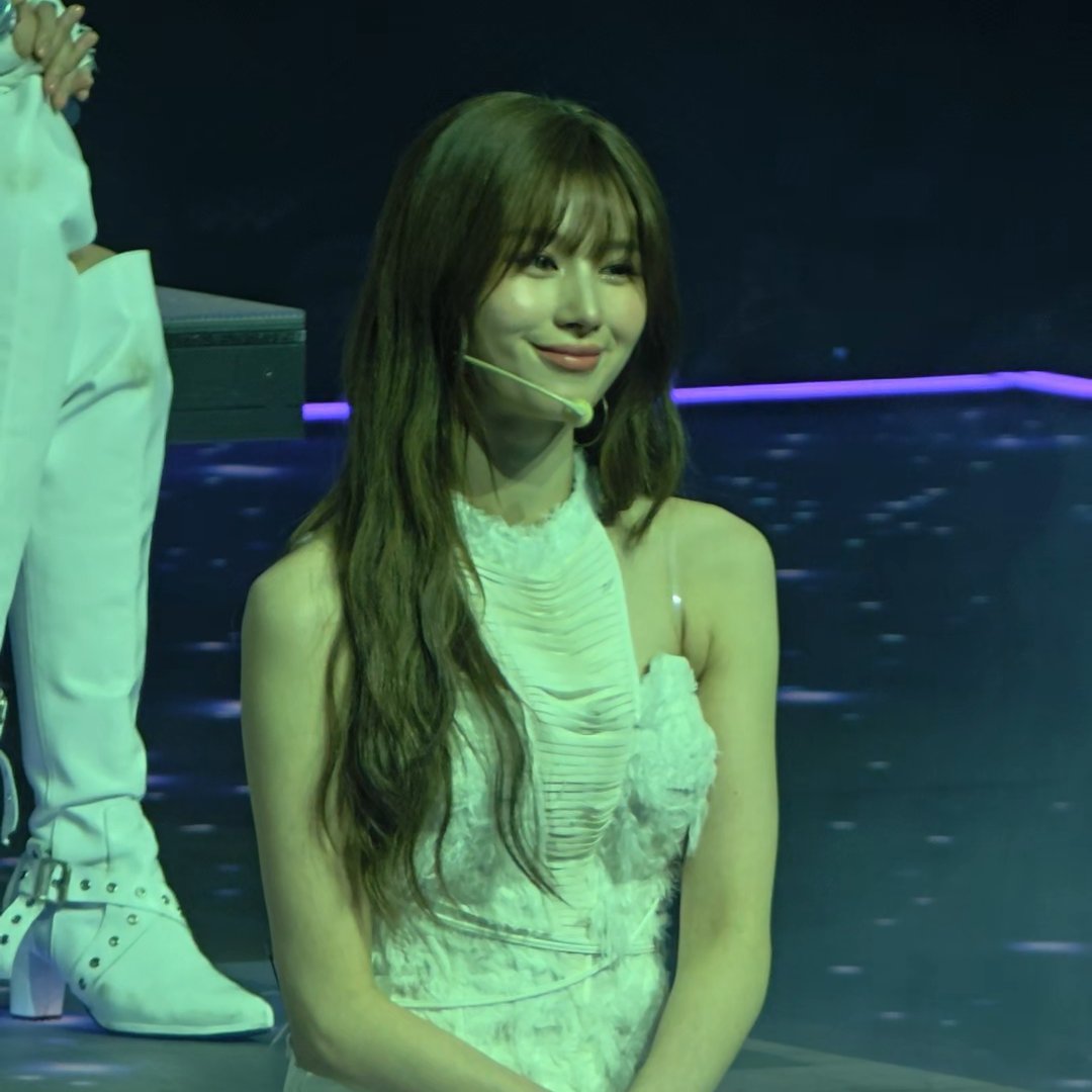 Sana's big smile when Chaeyoung's part comes on 🥺