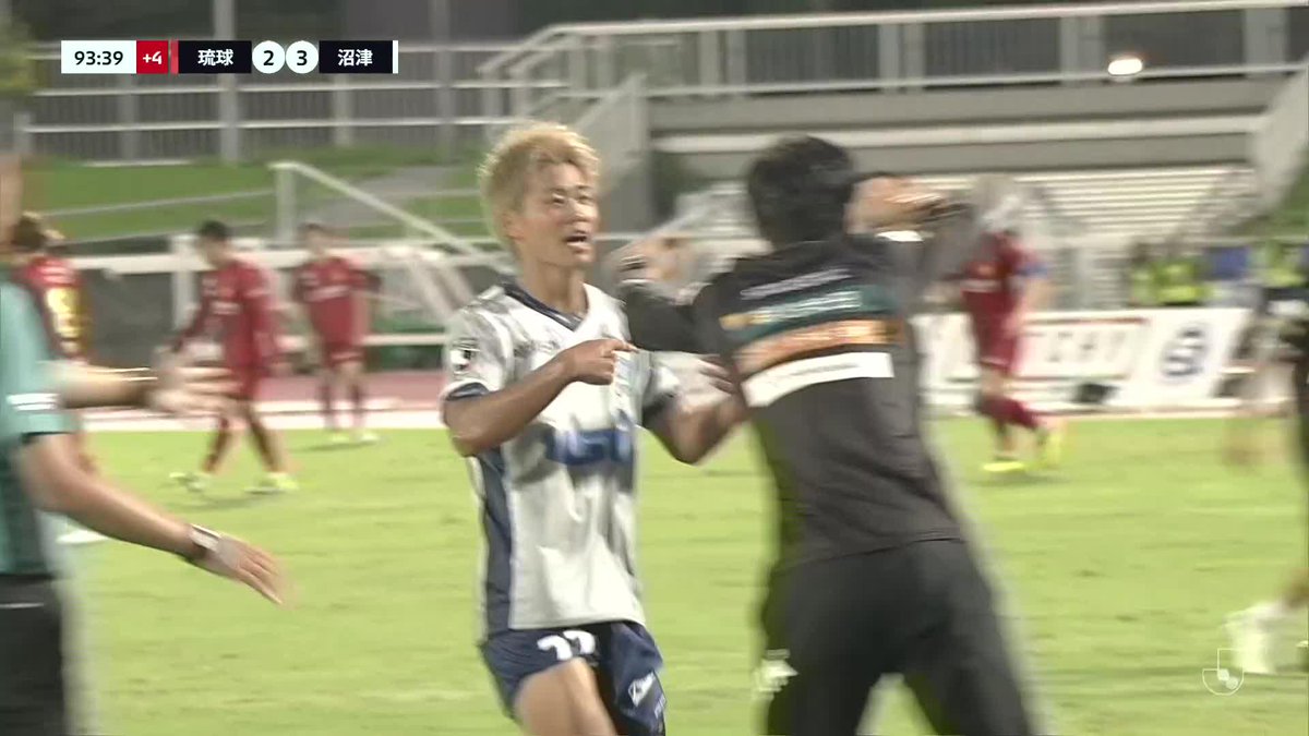 まだ終わらない!沼津がゴールを奪い勝ち越し 🎦 ゴール動画 🏆 明治安田J3リーグ 第35節 🆚 琉球vs沼津 🔢 2-3 ⌚️ 90+4分 ⚽️ 宮㟢 海斗(沼津) #Jリーグ