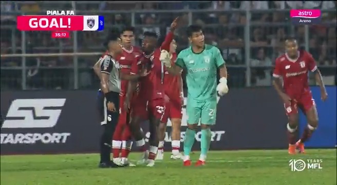 Bergson meletakkan JDT dihadapan dalam perlawanan separuh akhir Piala FA ini! Pemain Kuching City tidak berpuas hati selepas Ramadhan Saifullah dijatuhkan sebelum jaringan berlaku. #PialaFA2526