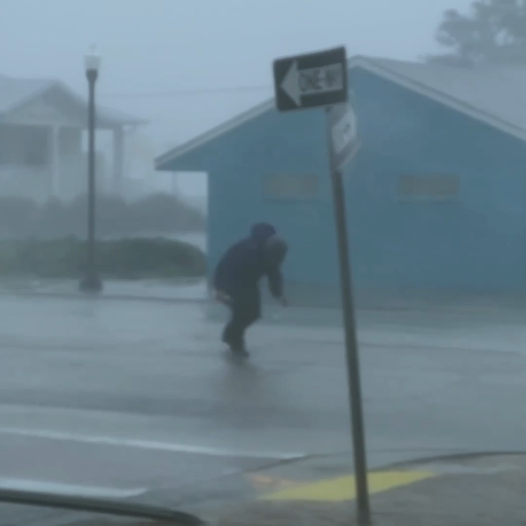 🌧️ Reporter knocked down by Hurricane Ian's winds! 💨 Catch a new #InTheEyeOfTheStorm TONIGHT at 10P.