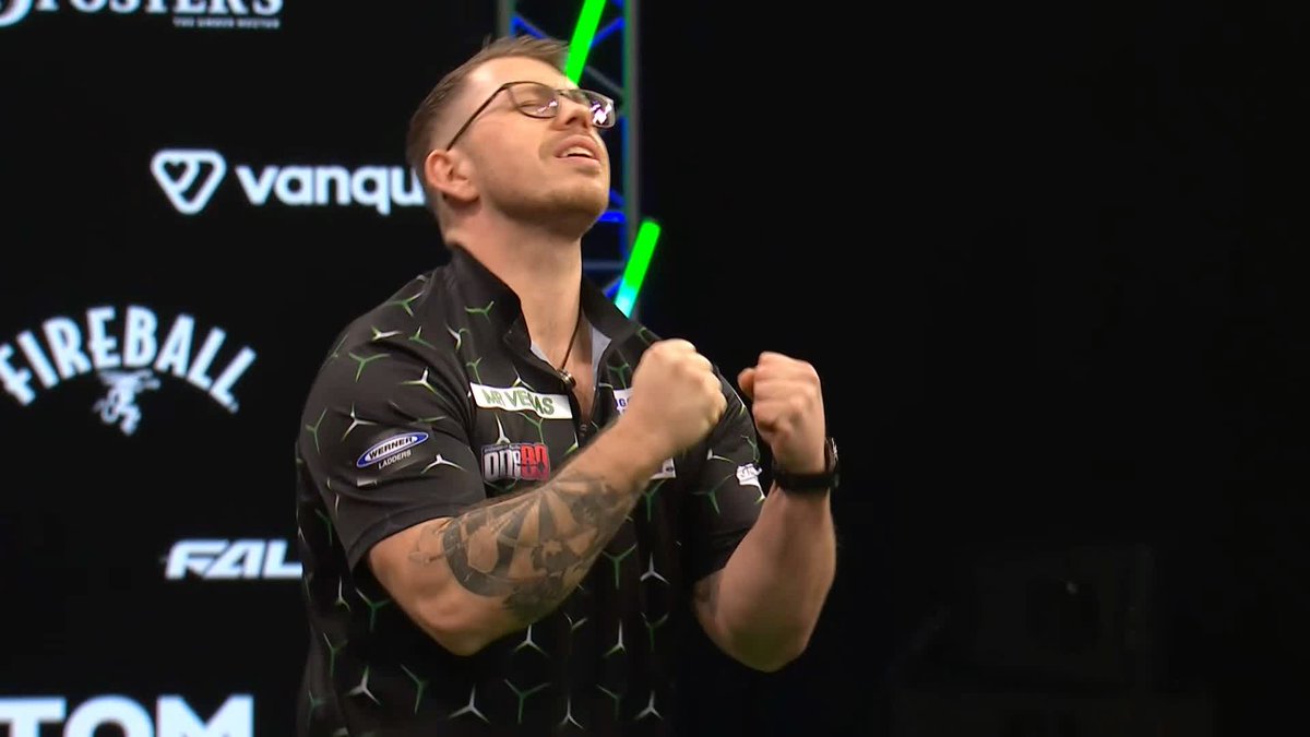WENIG DEFEATS CLAYTON! Lukas Wenig beats Jonny Clayton 5-3 thanks to superior finishing for his first win on the Grand Slam! The Welshman will need something special now to qualify for the knockouts! 📺 #GSOD | Group H