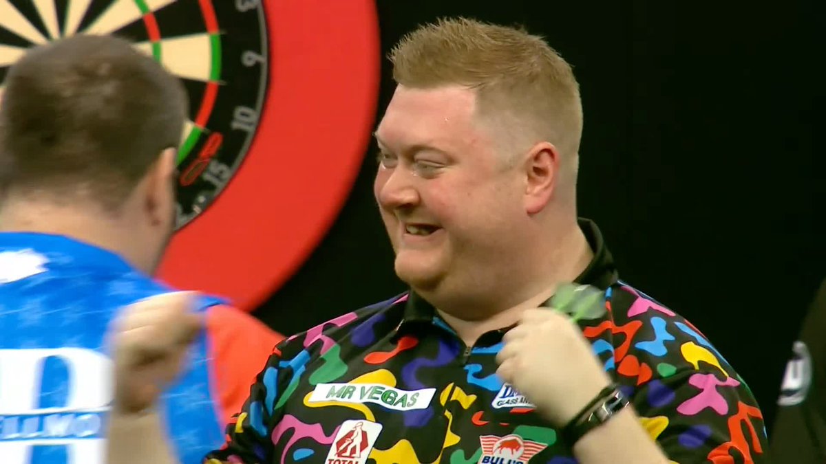 EVANS GETS OVER THE LINE! He missed six match darts and survived two from Stefan Bellmont, but Ricky Evans has done enough to win the deciding-leg and QUALIFY for the knockout stages! The result means James Wade is OUT! 📺 #GSOD | Group D