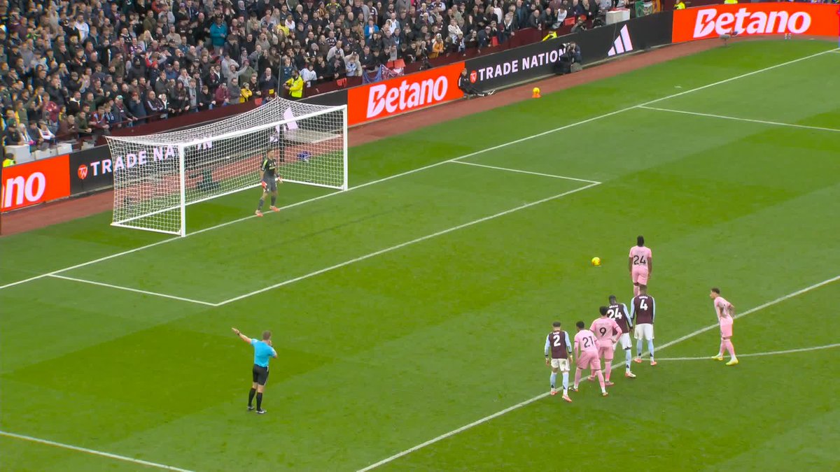 Antoine Semenyo's penalty is SAVED by Emi Martinez! 😮