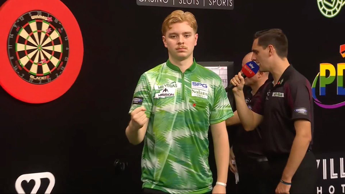 117 TO FORCE A LAST-LEG SHOOTOUT! Cam Crabtree breaks with a 117 checkout to level the game 4-4 against Danny Noppert and will be throwing for the match! 📺 #GSOD | Group H