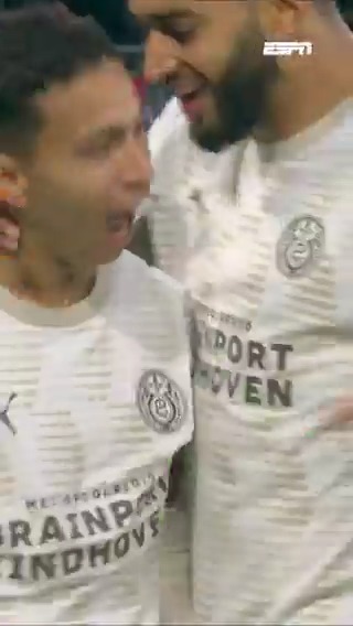 Mauro Júnior straft fout in de opbouw van AZ genadeloos af 😳 #azpsv
