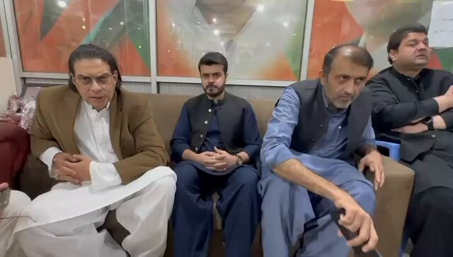 ہم نے اب اٹھنا ہے ہم نے اب احتجاج کرنا ہے کیونکہ ایسے دستور کو میں نہیں مانتا۔