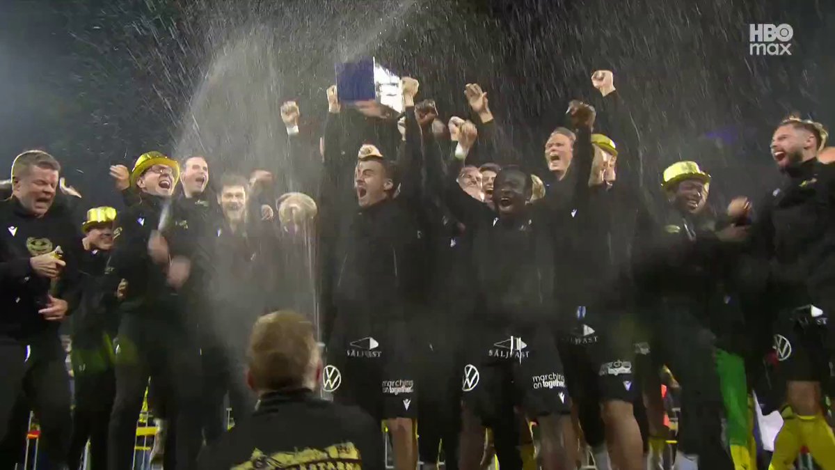 Svenska mästarna i fotboll 2025 Mjällby AIF lyfter Lennart Johanssons pokal! 🏆 📲 Se höjdpunkter från Allsvenskan på HBO Max