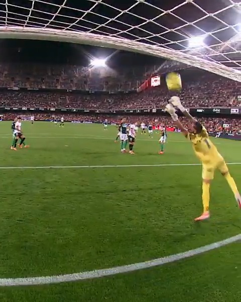 Al larguero ⚽️ 🚀 Arnaut Danjuma #LALIGAHighlights #ValenciaRealBetis