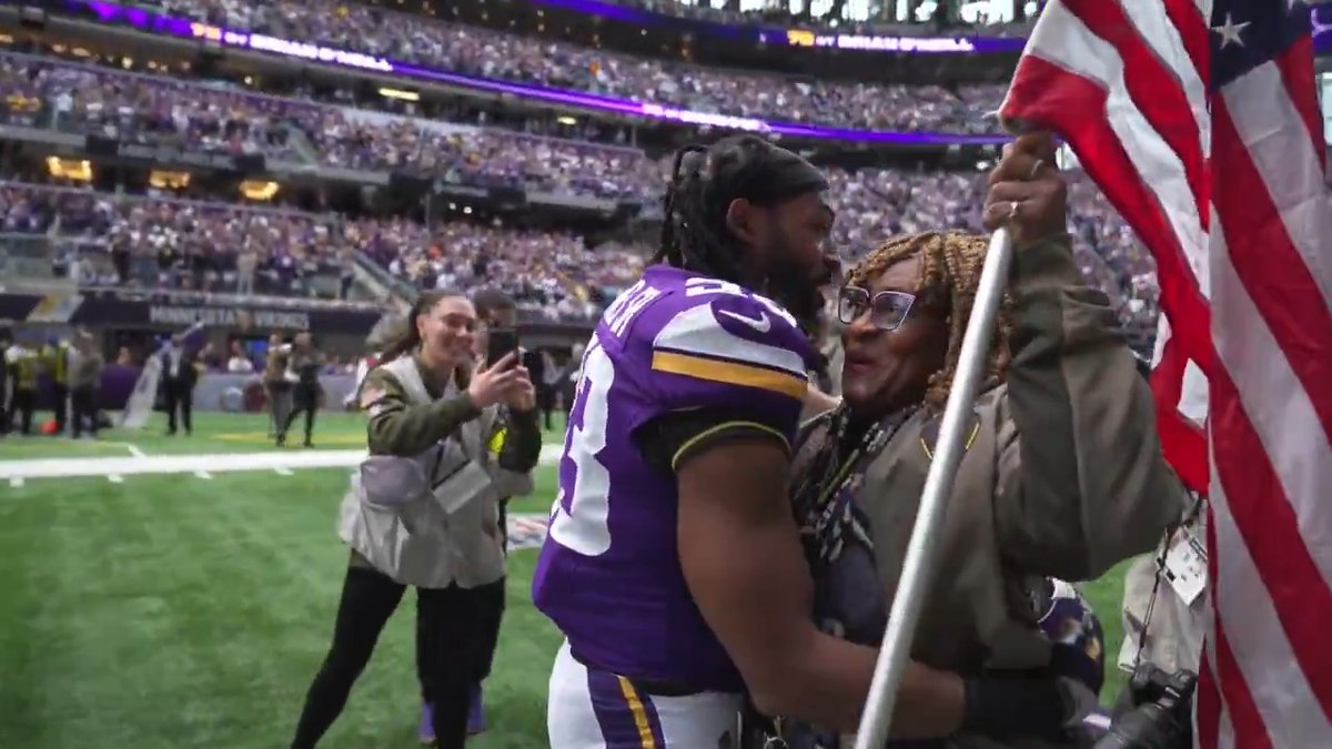 .Aaron Jones 3️⃣3️⃣ was surprised by his mother, Vurgess, at the end of intros during today's #SaluteToService game. She retired from the U.S. Army as a sergeant major in 2016 and Aaron is our 2025 Salute To Service Award nominee. 🗳️: