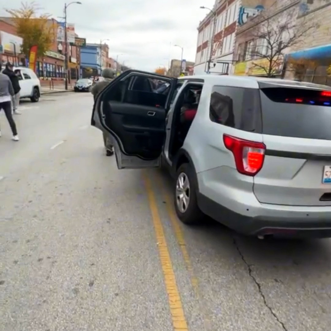 ⚠️ DEVELOPING: Tense standoff in Chicago’s Little Village as ICE agents faced off with agitators trying to block their vehicles. Agents deployed flashbangs to try to clear the mob.