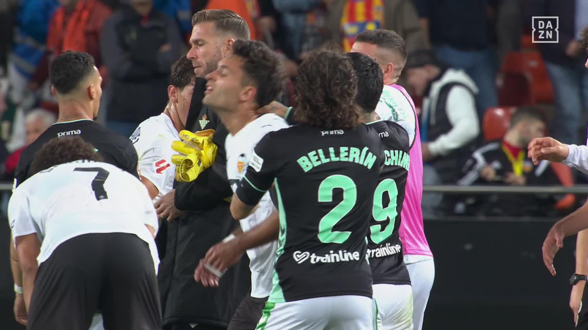 🔥 ¡Máxima TENSIÓN al finalizar el partido en Mestalla! 😡 Hugo Duro empuja al Chimy Ávila y el argentino del Real Betis Balompié 🌴💚 responde cogiendo del cuello al delantero del Valencia.