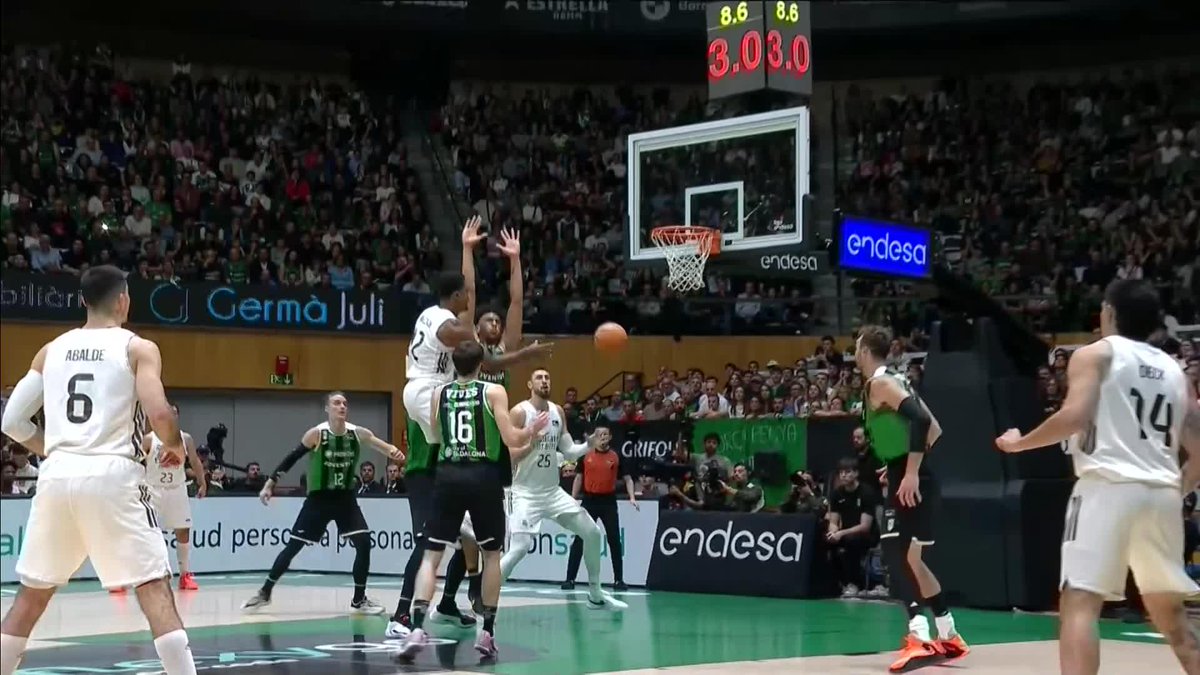 Theo Maledon saca a relucir su clase para que Alex Len reviente el aro 😤 Theo Maledon 🤝 Alex Len 📺 DAZN España | #LigaEndesa | Real Madrid Basket