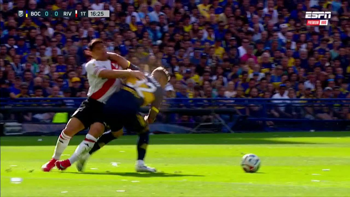 Le tiran una trompada en la cara a Salas y no cobran un carajo. Parece que boca juega con otro reglamento.