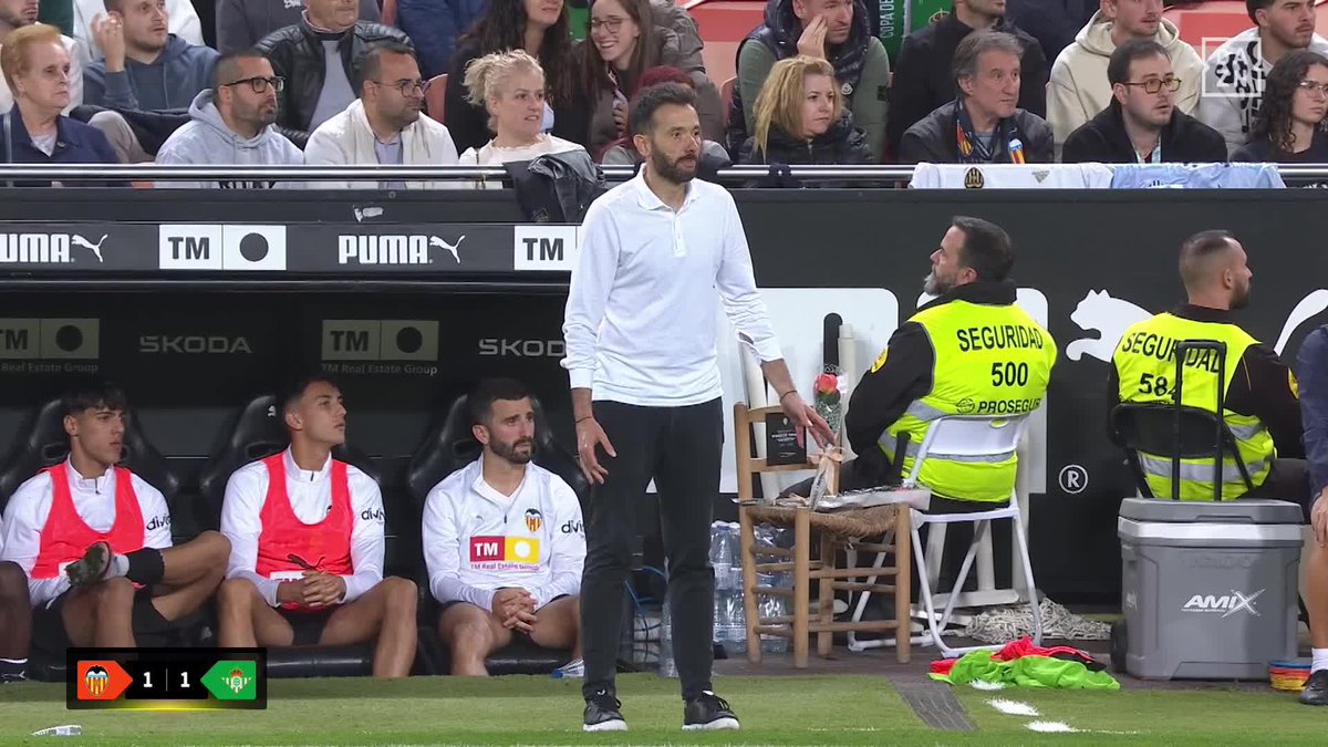 El éxtasis de Corberán y del banquillo del Valencia tras el gol del empate 🔥 #LALIGAenDAZN ⚽
