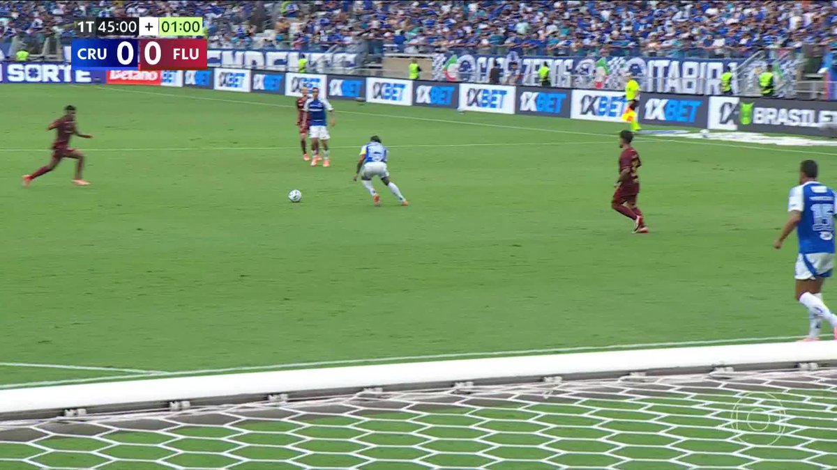 Time do Fluminense ficou revoltado com a não expulsão de Matheus Pereira, que já tem cartão amarelo e atingiu o rosto de Bernal, que sangrou bastante. O árbitro foi ao VAR, mas não aplicou cartão ao meia do Cruzeiro. Opiniões? 🎥 TV Globo | ge