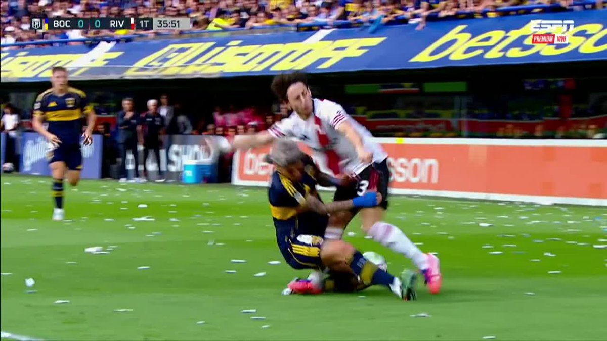 OTRA VEZ QUE RIVER RECLAMA Y QUE RAMÍREZ NO CONSIDERA INFRACCIÓN. ¿Qué te pareció esta entrada de Palacios a Galarza Fonda? 📺 El Superclásico, por ESPN Premium | Suscribite al Pack Fútbol en