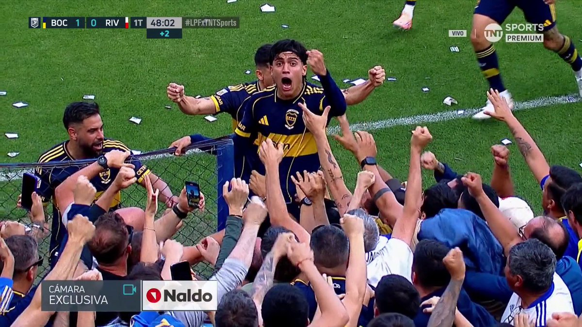 la vincha, los papelitos e ir a buscar a la gente. es el festejo mas estetico de la historia.