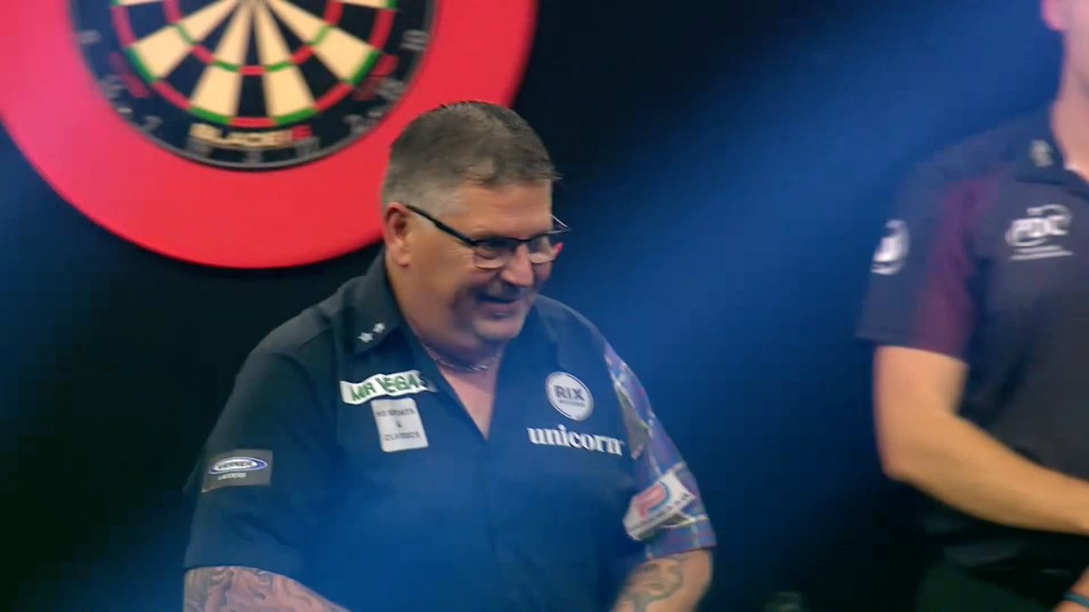 ANDERSON BEATS BEAU! Gary Anderson takes out a clutch 103 checkout to win the deciding-leg 5-4 and take home a crucial two points! If Niko Springer beats Michael van Gerwen, Beau Greaves will be eliminated! 📺 #GSOD | Group G