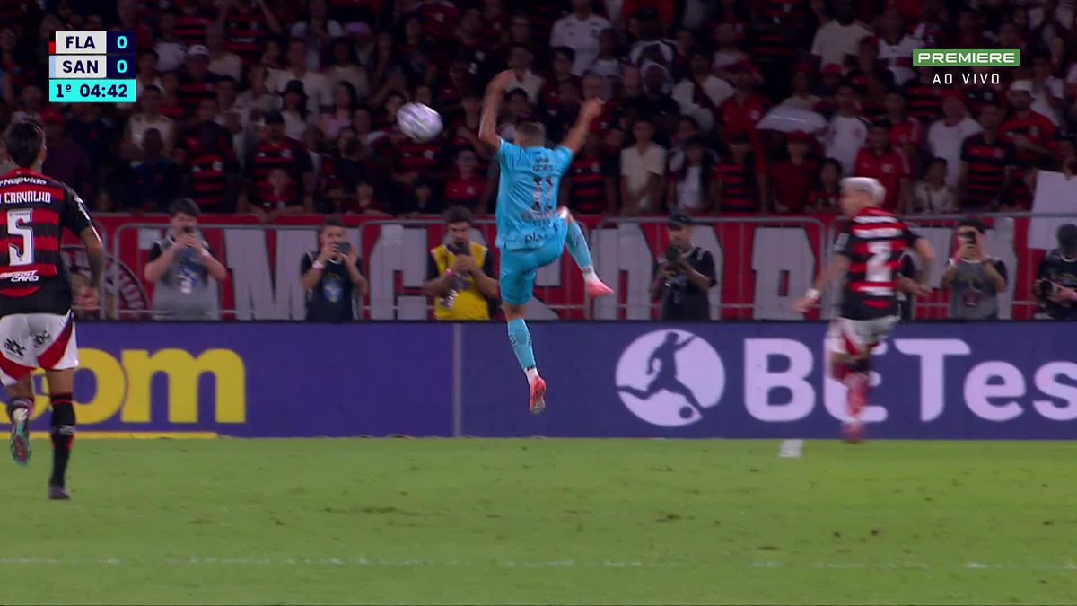 Flamengo pediu pênalti de Guilherme, mas a arbitragem mandou seguir e o VAR não recomendou revisão. Pênalti ou lance normal? 🎥 Premiere | ge