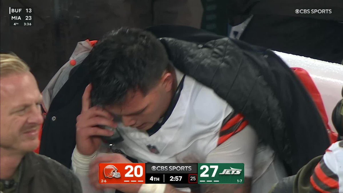 #BROWNS ROOKIE QB DILLON GABRIEL WAS ON THE PHONE ON THE CLEVELAND SIDELINE IN MIDDLE OF THE GAME. 😭😭😭