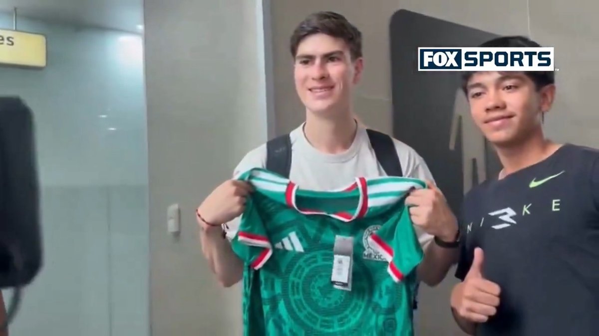 ¡EL HOMBRE DEL MOMENTO! 🐜 🙌 El campeón de goleo, Armando "la Hormiga" González, atiende a la afición antes de partir para concentrarse con el Tri 🇲🇽 📹: Paola de la Torre #CentralFOX