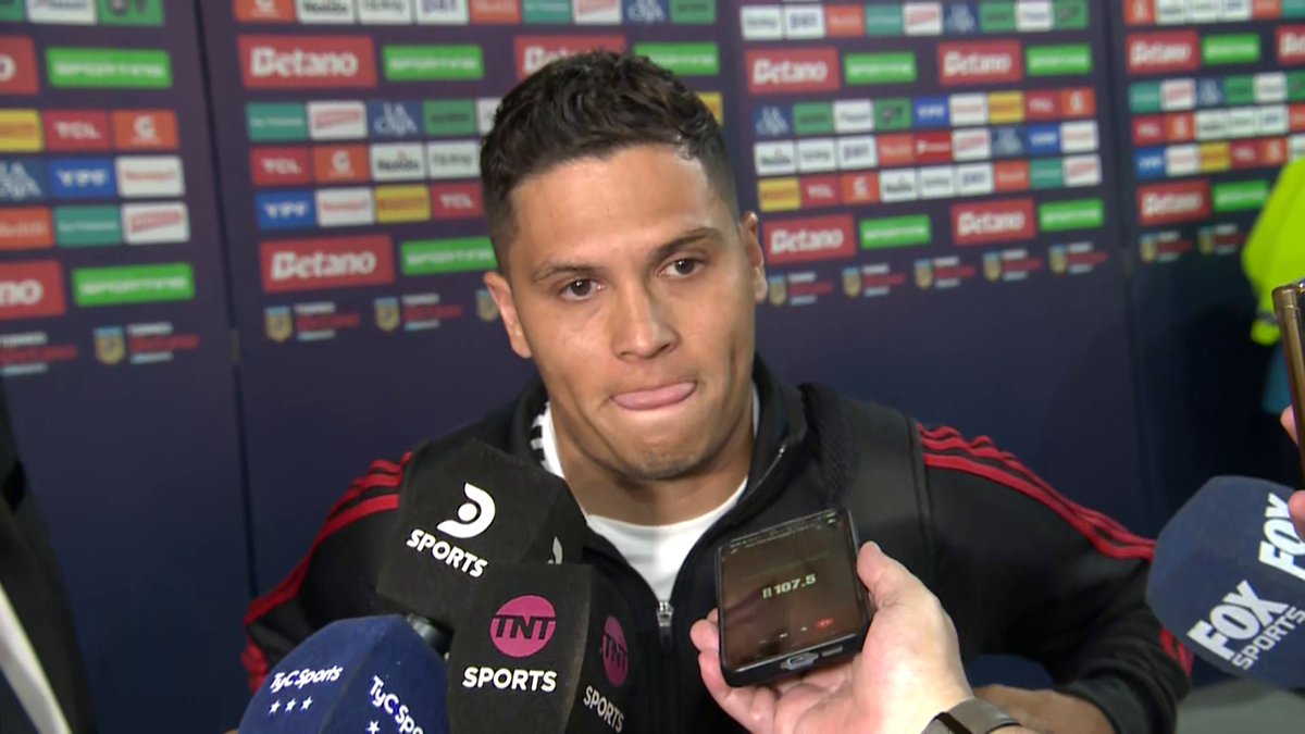 “En la cancha no se nota que dejen la piel”. Se calentó Juanfer.