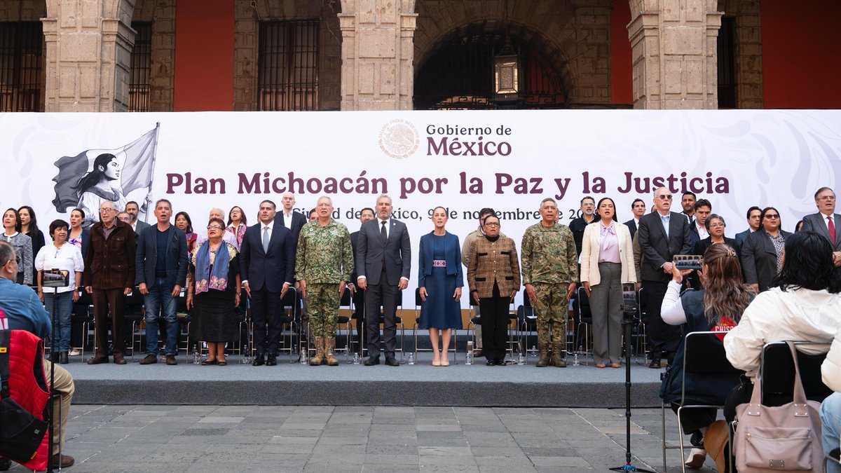 En Palacio Nacional presentamos el Plan Michoacán por la paz y la justicia, que consta de más de 100 acciones con inversión de 57 mil millones de pesos. Llegamos al gobierno con amplio apoyo popular y la convicción de que la seguridad y la paz son fruto de la justicia. Nunca traicionaremos la confianza de la gente; nuestro esfuerzo es por el pueblo y para el pueblo de México. Más información: