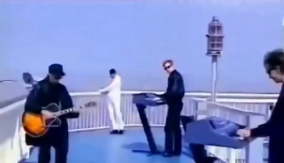 Have you seen this promo by Depeche Mode, filmed on the top floor of one of the Twin Towers in 1990? They lip-synced “Enjoy the Silence” for a French TV spot, long before the world would change forever. A rare moment, both breathtaking and haunting, now frozen in time.