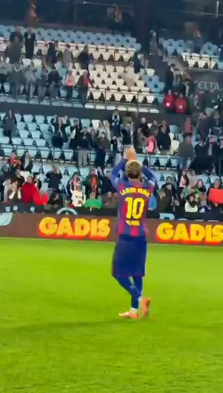 Lamine 👏👏 afición. #CeltaBarça | #insideLALIGA | #LALIGAExperience