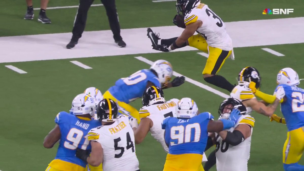 WHAT A LEAP BY JAYLEN WARREN. 🤯