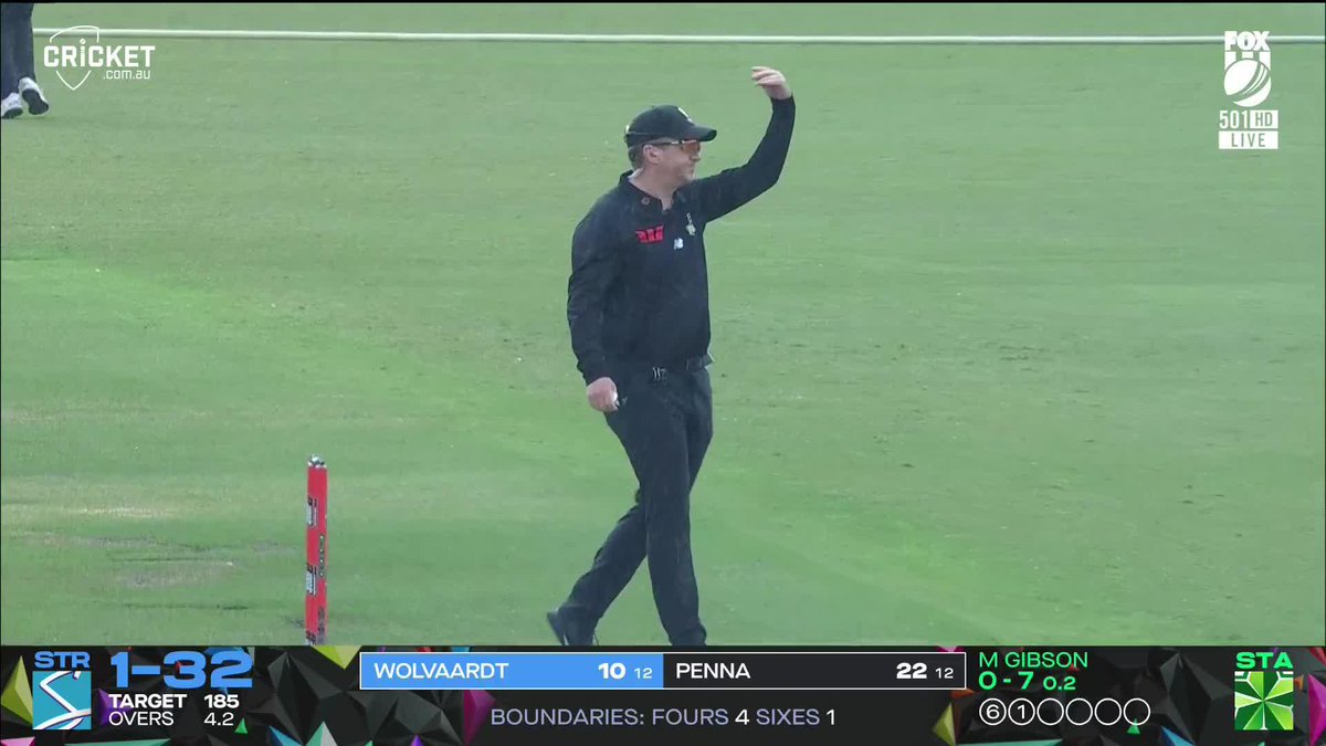 With four balls left to get a result, rain has stopped play in Melbourne... 🌧️ #WBBL11
