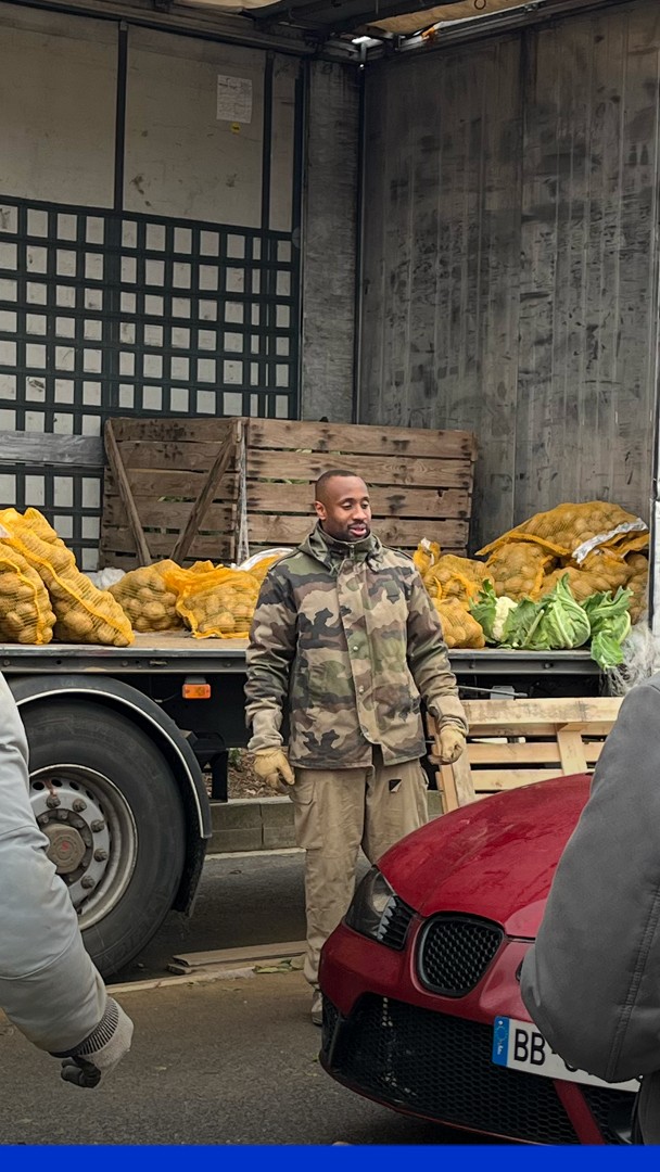 💬 "J’ai vu des gens pleurer autour du camion parce qu’ils pouvaient manger jusqu’à la fin du mois" 🥔 À 40 centimes le kilo, les pommes de terre de Jérémy rencontrent un franc succès en vente directe Notre reporter Robin Bernaud a suivi une vente à Osny (Val d'Oise)