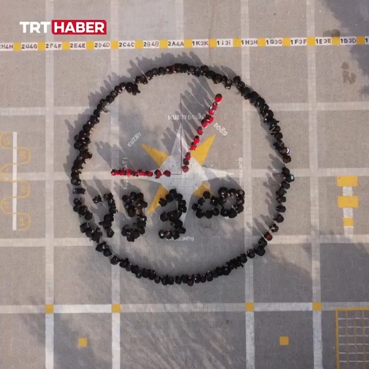 Elazığ'da ilkokul öğrencilerinden 10 Kasım koreografisi.