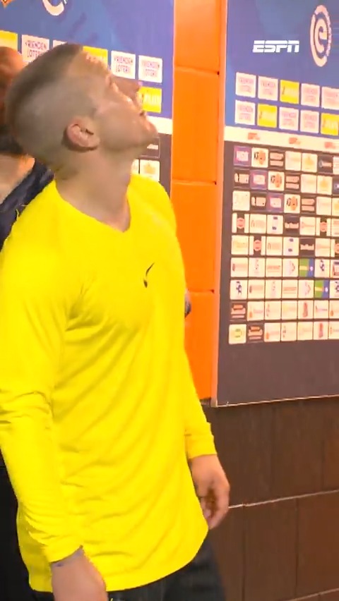 Lewis Holtby niet eens met beslissing en krijgt alvast een douche 🚿