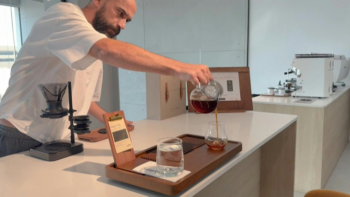 🇦🇪 World's most expensive coffee goes on sale in Dubai at $1,000 a cup Selling for nearly $1,000 a cup, a cafe in Dubai is offering the world's most expensive coffee, brewed from Panamanian beans sold at a premium price.