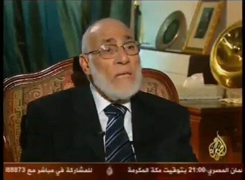 زغلول النجار مرتع لتحريف التفسير بهواه توفي زغلول النجار ولا إشكال بالترحم على موتى المسلمين جميعًا، لكنَّ هناك من جعل موته تسويغًا لباطل ما نشره، فقال بأنَّه عالِم قضى عمره في نشر العلم النافع مما يسمى بالإعجاز العلمي، على أنَّ ما قام به النجار لا يقل خطورة في التأويل عن مسالك الباطنية، وقد كان يفتي بالدين بغير علم شرعي، وقصارى الأمر أن يعد باطله مما يرجو له المرء المغفرة فيه لا الشكر والثناء! فمما وسع به لنفسه لتفسير القرآن بهواه اعتباره أنَّ لغة القرآن هي العلم بحجة أنها لغة الناس كافة اليوم! فقال: ((التعبير القرآني {ذكر للعالمين} لا بد وأن يكون باللغة التي يفهمها أهل الأرض جميعًا واللغة الوحيدة التي يفهمها الناس كلهم اليوم هي لغة العلم)) مع أنَّ ما قاله باطل، فالعلم ويقصد به التجريبي لا يعرفه كل الناس إنما المتخصصون، وما زعمه يعني أنَّ المكتشفات الحديثة هي المقصودة أصالة بالقرآن، وغابت عن الصحابة فما كشفوها تعطيلًا لدلالة الآيات، أو جهلوا معنى الآيات وهذا يعني أنَّ الطبقة الأولى ممن رضي الله إيمانهم لم يكونوا مثل فهم النجار! وفي سبيل ادعاءاته على القرآن التي ينسبها إلى العلم كان النجار يحرف مضامين الآيات، وينسب لدلالاتها ما ليس فيها ومن ذلك تعليقه على قوله تعالى: {إِنَّ اللَّهَ لَا يَسْتَحْيِي أَن يَضْرِبَ مَثَلًا مَّا بَعُوضَةً فَمَا فَوْقَهَا} فقال: ((النص القرآني يشير إلى خطر البعوضة)) فأي عاقل يفهم كلام العرب يفهم من هذه الآية نصًا أي لا يحتمل معنى آخر فيه إشارة لخطر البعوض؟ ثم يبدأ بالتفريع على هذا الادعاء بسرد تحذيراته من البعوض واستعراض أقوال العلماء الغربيين وكلها مبنية على ادعاء زائف بأنَّ الآية تشير إلى التحذير من البعوض! ويخلط الخرافة بالحقيقة ومن ذلك تعليقه على قوله تعالى: ((وَمَنْ دَخَلَهُ كَانَ آمِنًا)) بقوله: ((الدلالات العلمية)) ما هي هذه الدلالات؟ ((لاحظ المراقبون أن الطيور عادة لا تعلو الكعبة المشرفة بل تنحرف عنها كلما طارت باتجاهها)) أما من دخله فكان آمنًا فهذا خبر بمعنى الأمر أي يحرم الاعتداء عليه لا أنَّ هذا لا يقع وقد حدث في زمن القرامطة الاعتداء على الحجاج، وفي 1979 وقعت حادثة جهيمان، أما ما سجله عن الطيور فهو خرافة ويوجد صور لطيور فوق الكعبة أو تقف فوقها، فلاحظ كيف جعل هذا معجزة تتضمنها الآية حتى إذا فندها إنسان صار قد فند معجزة! وهو لا ينسى أن يضمن آراءه بتكفير كل الحكومات العربية والإسلامية في وسط كلامه عما يسميه الإعجاز العلمي فقال: ((في ظل الحكومات المعادية للإسلام التي نصبت علينا نحن معشر المسلمين بواسطة القوى الكبرى)) ويخلط بين الإسلام وجماعة الإخوان، فقد سجن في مصر بتهمة الانتماء للجماعة المحظورة فجعل التهمة الإسلام! كما في هذا المقطع المرفق، فعُلم سبب تفخيم الإخوان له، وإن كان أجرأ الناس على الكلام في القرآن بغير هدى! ————— النبات في القرآن الكريم، زغلول النجار، العبيكان، ط1: 2016، ص10. الحيوان في القرآن، زغلول النجار، العبيكان، ط1: 2016، ص89. من آيات الإعجاز العلمي في الأرض في القرآن الكريم، زغلول النجار، دار المعرفة، بيروت، ط1: 2005، ص599. هذا هو النبأ العظيم، زغلول النجار، دار الفنار، القاهرة، ص111.