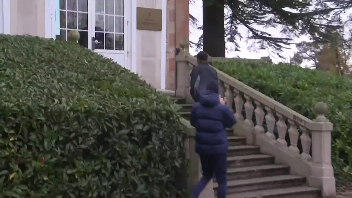 Bradley Barcola arrive à Clairefontaine 👋