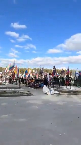 UKRAYNA SAVAŞINDA ÖLEN RUS ASKERLERİN TÜMEN ŞEHRİNDEKİ MEZARLARI. Tyumen şehrinde yer alan Chervishevskoye-5 mezarlığı 2022 yılında açıldı. Mezarlıktaki Sektör 28 ise savaşta ölen Rus askerleri için ayrıldı ve anıt yapıldı. Birinci bölüm dolduktan sonra ikinci bölüme definler yapıldı. Videodan gördüğünüz gibi birinci bölümdeki planlama farklı. İkinci bölümde daha sıkışık bir defin düzeni tercih edilmiş ve bu bölümde dolmak üzere. Mezarlığın güney tarafında ise bir Krematoryum tesisi kurulmuş. Mezarlığın diğer bölümlerinde de Rus askerlere ait mezarlar mevcut. (Chervishevskoye-4 dahil) Burası bizim rutin olarak uydu görüntüleri, medyaya yansıyan fotoğraf, haber ve cenaze işlerini yürüten firmalar üzerinden takip ettiğimiz bir mezarlık alanı. Bu video ise önemli bir teyit.