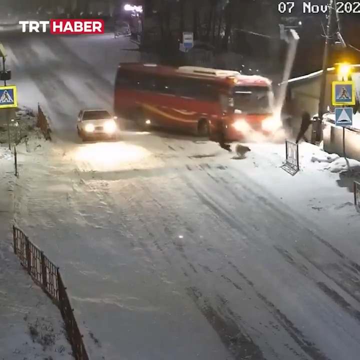 Rusya'da kontrolü kaybeden otobüs şoförü elektrik direğine çarptı, karşıya geçmeye çalışan yayalar son anda kurtuldu.
