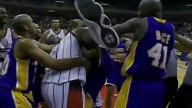 Koca adamların kavgası!😳 26 yıl önce bugün Shaq ve Barkley arasındaki ilk kavga çıktı. Maçtan sonra anneleri arayıp birbirlerinden özür dilemelerini istedi.🥹