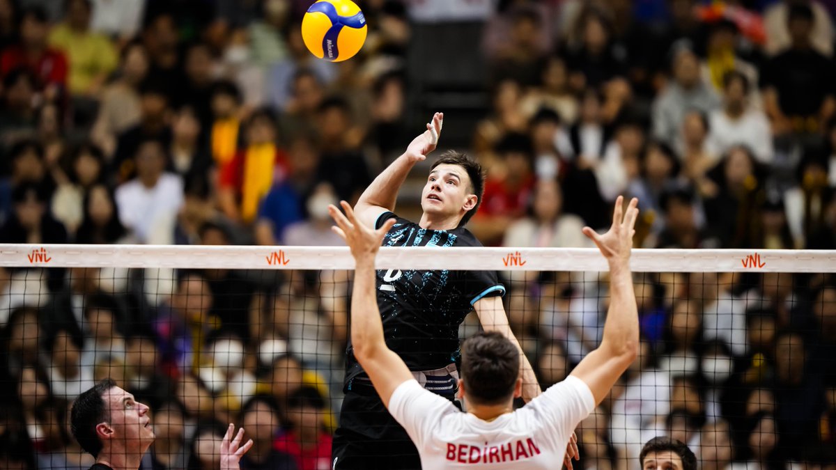 #VNL2025 🇦🇷: 💙🤍 WORLD-CLASS MIDDLE BLOCKER! 🧱🔥 Argentina's Agustín Loser keeps proving why he’s among the best middles in the world, combining timing, power and passion in every play. ✨ 📺 Relive #VNL on VBTV: 🏐 #Volleyball #Voley #BePartOfTheGame
