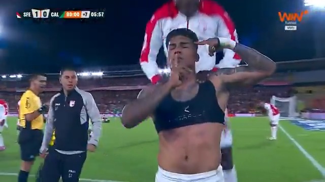 Minuto 96, Santa Fe empataba 0-0 y se quedaba sin chances de entrar a los Playoffs. Centro pasado y va Harold Mosquera, que desborda en lugar de volverla a meter, y al entrar al área decide PICÁRSELA AL ARQUERO. Mirá el GOLAZO que hizo, por favor. 🤯🇨🇴