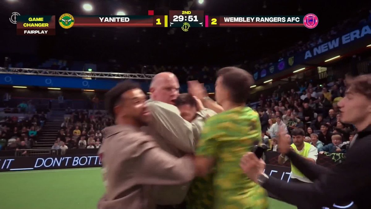 Steve Bracknall is on the pitch! 🤯 FIVE-PLAYER Yanited snatch a point with seconds to go! 🫨