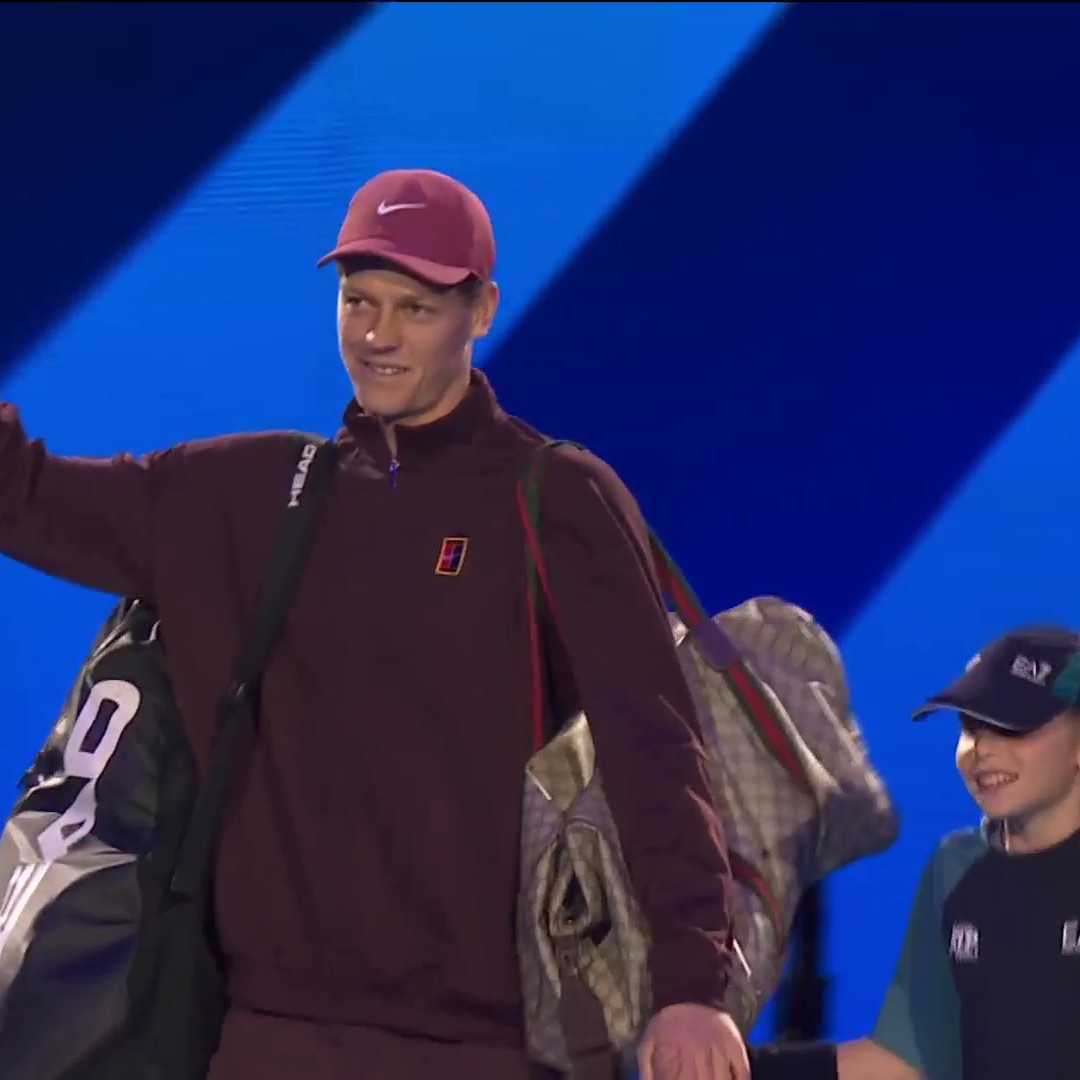 Jannik Sinner steps on court to play his first match at the 2025 ATP Finals in Turin Listen to that sound from the crowd Defending champion who didn’t drop a single set last year to win it all Ready for one last trophy hunt to end the season 🇮🇹🦊