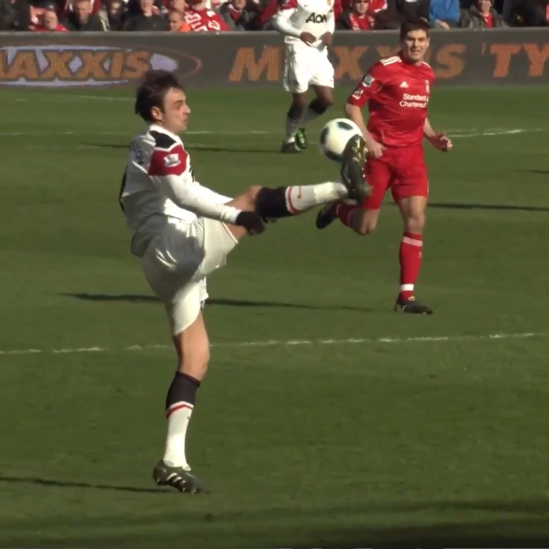 Dimitar Berbatov's first touch technique was the stuff of legend. 😮‍💨